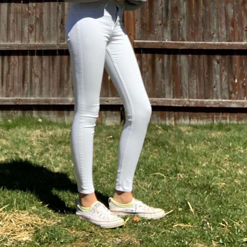White High Wasted Hollister Skinny Jeans!!